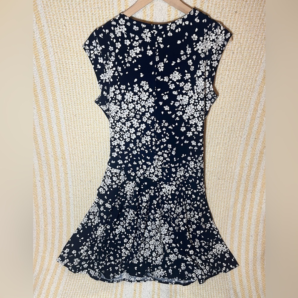 Signature by Robbie Bee Floral Faux Wrap Dress in Navy and White. Size Petite L - Picture 3 of 7